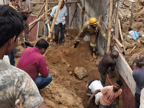 लखनऊ में निर्माणाधीन अस्पताल की दीवार धंसी:मिट्टी में दबने से मजदूर की मौत, पुलिस और फायर ब्रिगेड ने बाहर निकाला
