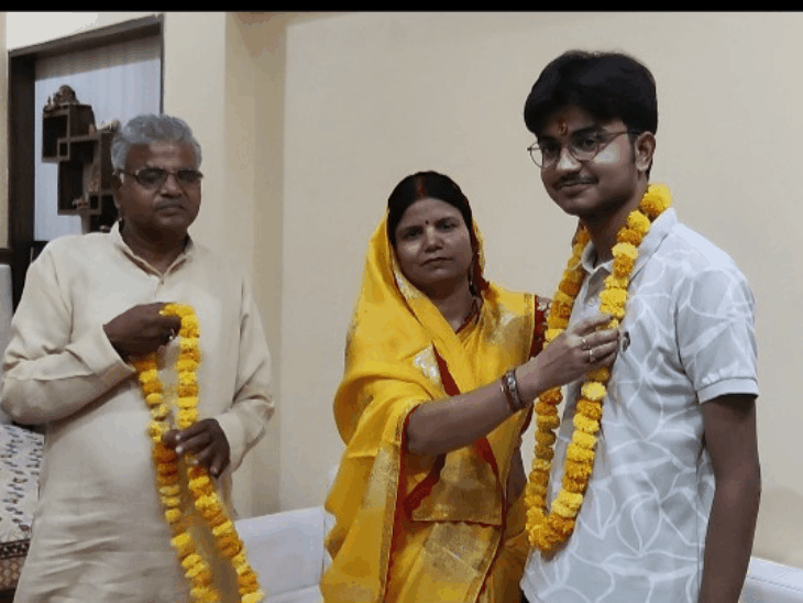 भदोही के सहज 98% नंबर लाकर जिला टॉपर:ICSE बोर्ड का रिजल्ट, इंटर में नैतिक 98.25 प्रतिशत अंक के साथ टॉपर
