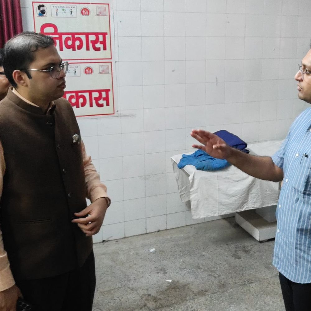 जौनपुर DM ने PHC का औचक निरीक्षण किया:प्रभारी चिकित्सा अधिकारी अनुपस्थित, गलत जानकारी पर वेतन रोकने के निर्देश