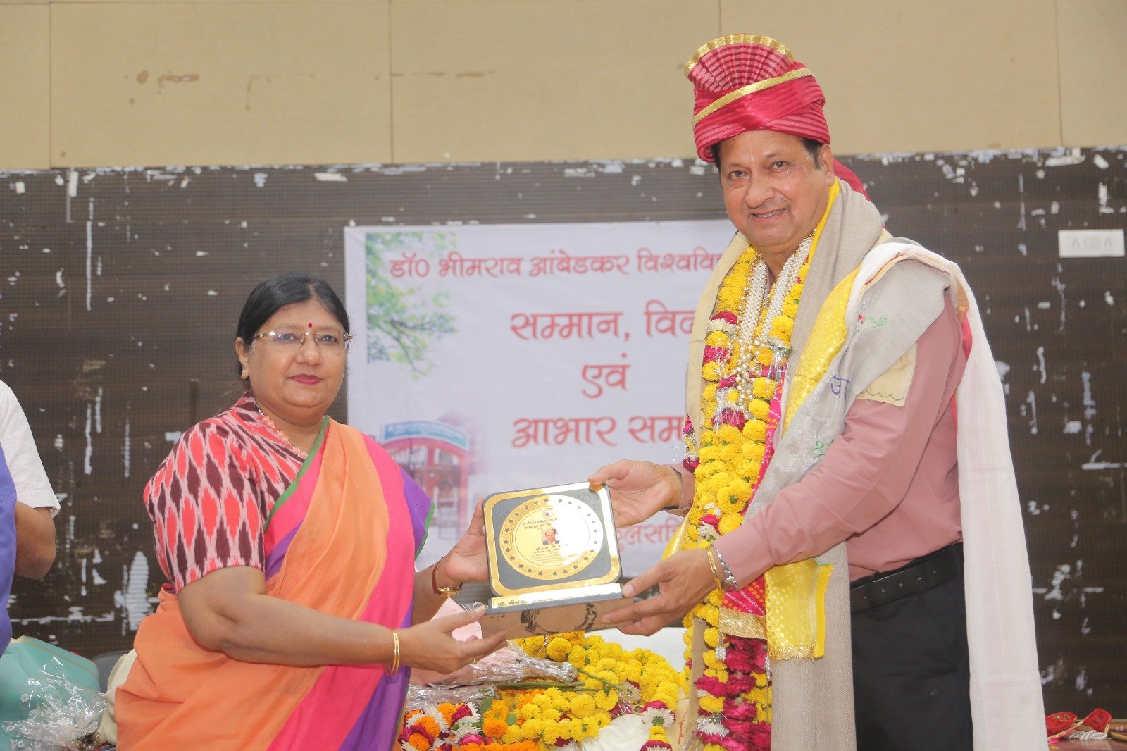 सेवा निवृति पर अविवि परिवार ने सुरेन्द्र पाल सरीन को दी विदाई