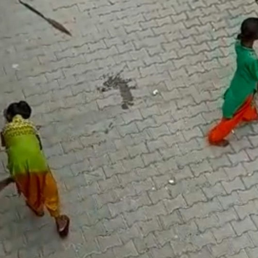 छात्राओं से नाली साफ कराने का आरोप:कस्तूरबा गांधी विद्यालय के मुख्य रसोइया ने जिलाधिकारी से की शिकायत