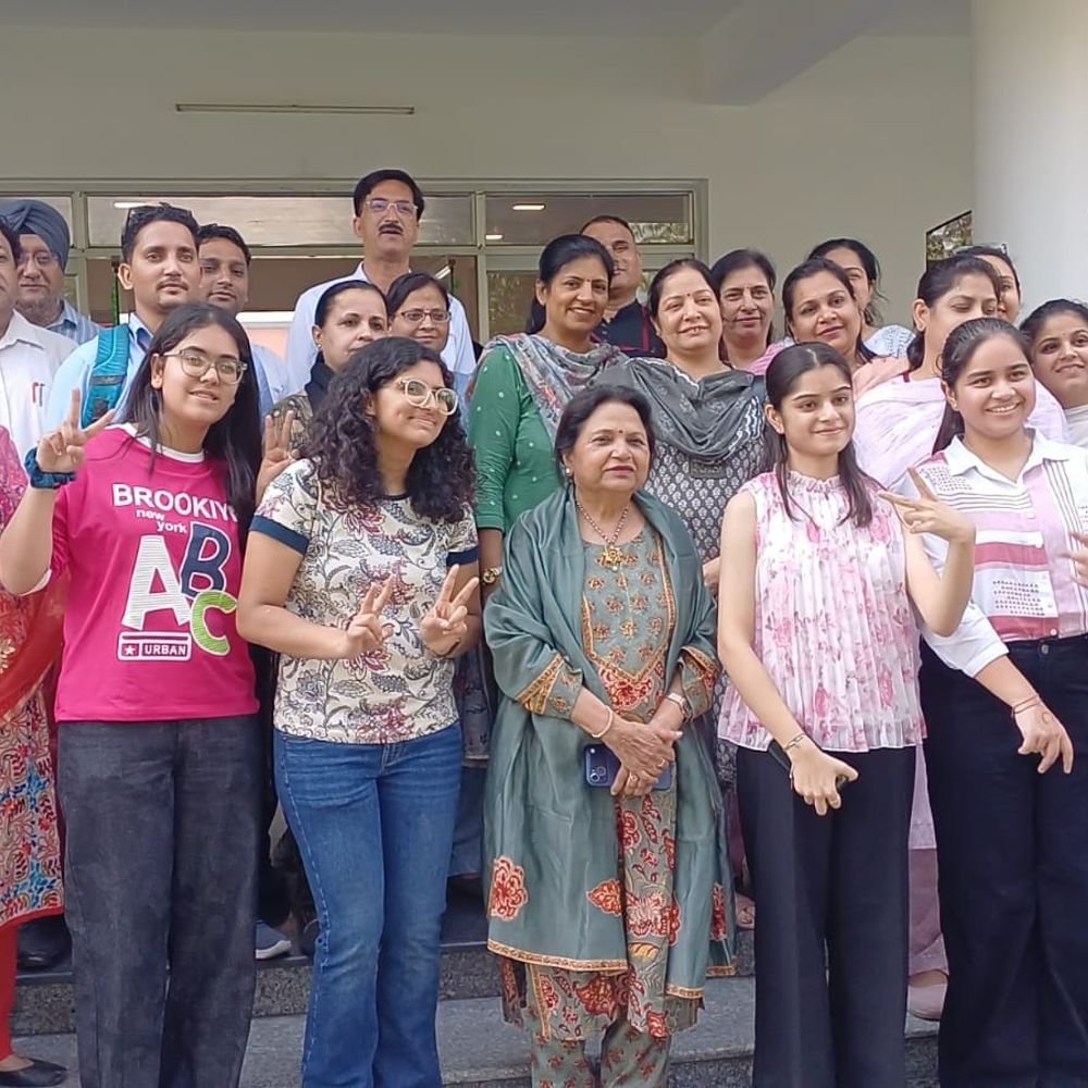 CBSC 12वीं रिजल्ट- सहारनपुर की नंदिनी जिला टॉपर बनी:शीर्ष तीन स्थानों पर छात्राओं का कब्जा, स्कूलों में जश्न