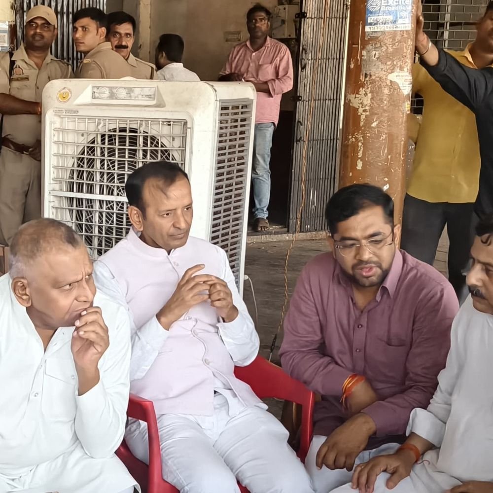 चकरपुर मंडी में आग के बाद मुआवजे की मांग तेज:सांसद देवेंद्र सिंह भोले पहुंचे मंडी, व्यापारियों ने कहा- पक्की और आग से बचाव की बनें दुकानें