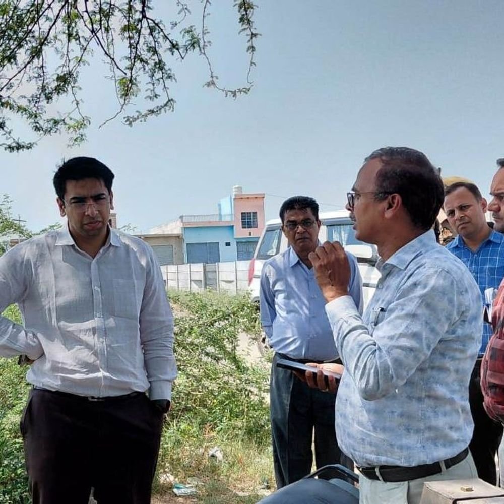 हाथरस में प्रस्तावित ट्रांसपोर्ट नगर के लिए जमीन का निरीक्षण:डीएम ने सोखना-ढकपुरा क्षेत्र में भूमि का लिया जायजा