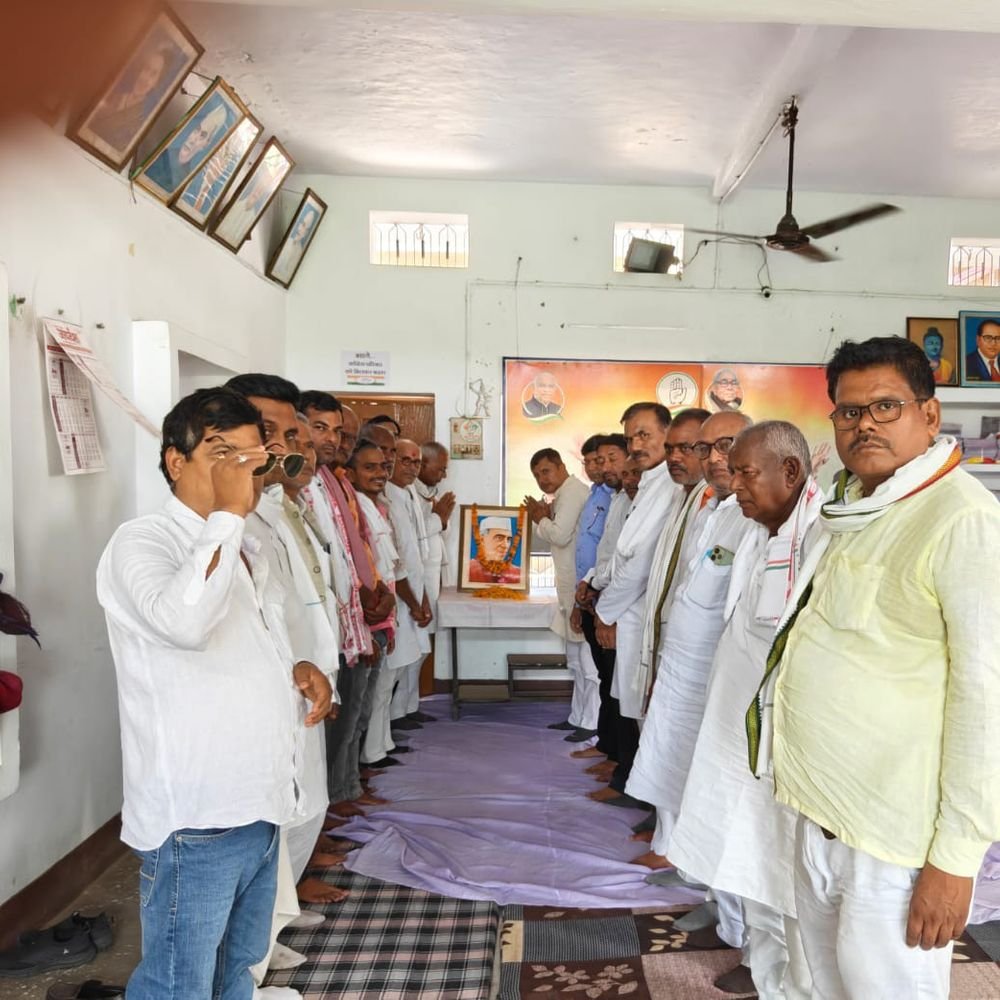 चंदौली में पंडित नेहरू की पुण्यतिथि मनाई गई:कांग्रेस कार्यकर्ताओं ने पूर्व प्रधानमंत्री को श्रद्धांजलि अर्पित की