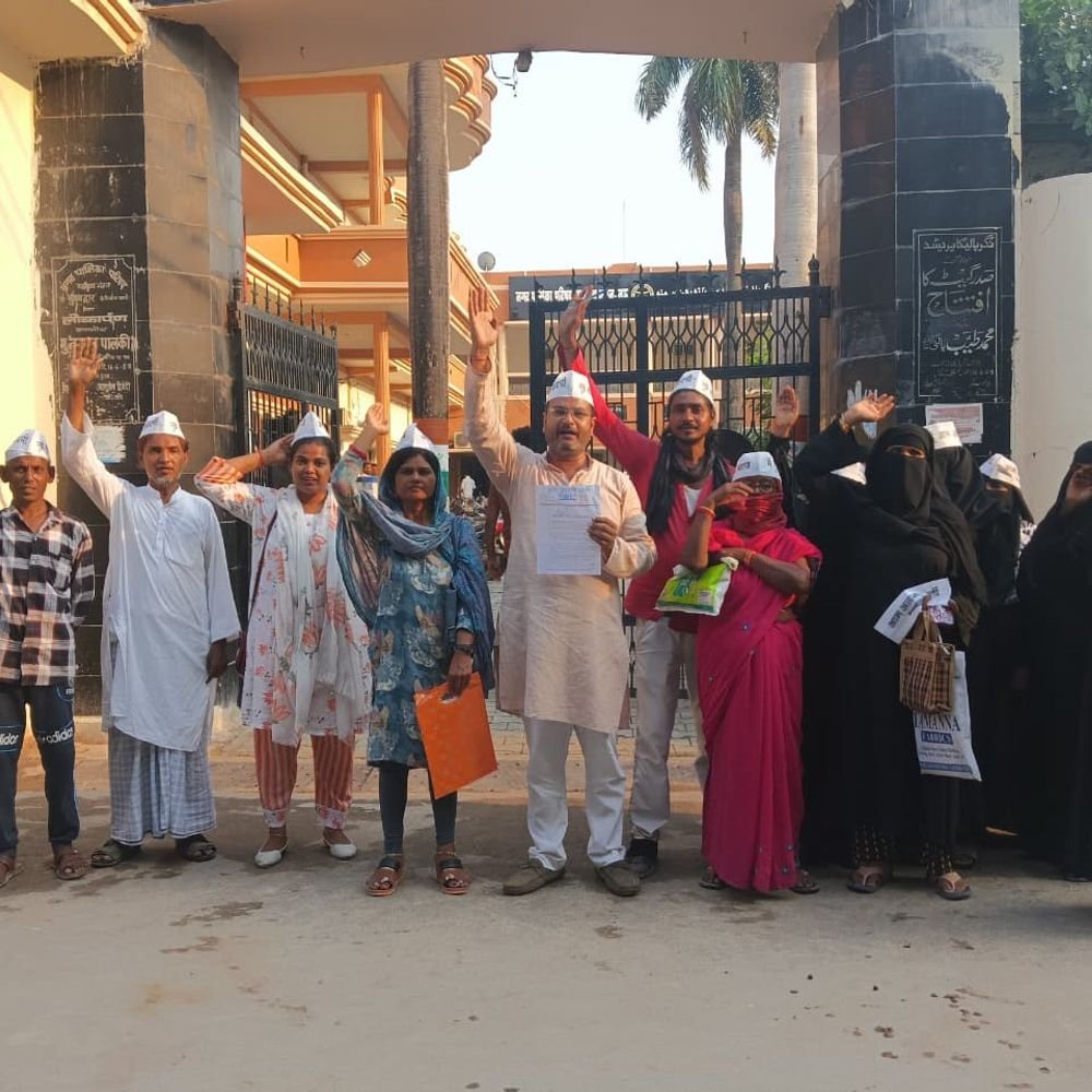 मऊ नगर पालिका के खिलाफ AAP का प्रदर्शन:भ्रष्टाचार का आरोप, अध्यक्ष के माध्यम से ऊर्जा मंत्री को सौंपा ज्ञापन