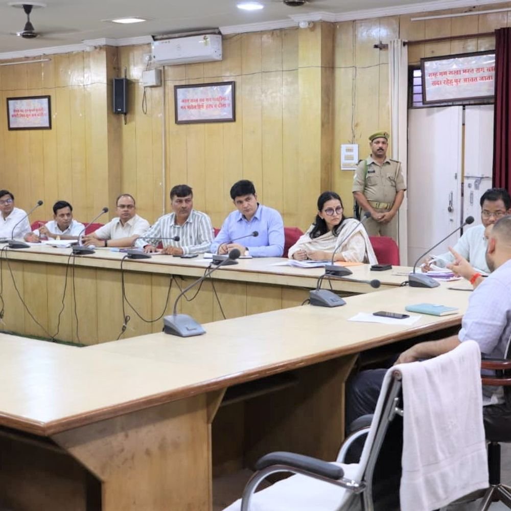 निजी स्कूलों की मनमानी पर डीएम सख्त:अधिक फीस वसूली या विशेष दुकान से खरीदारी पर होगी कार्रवाई