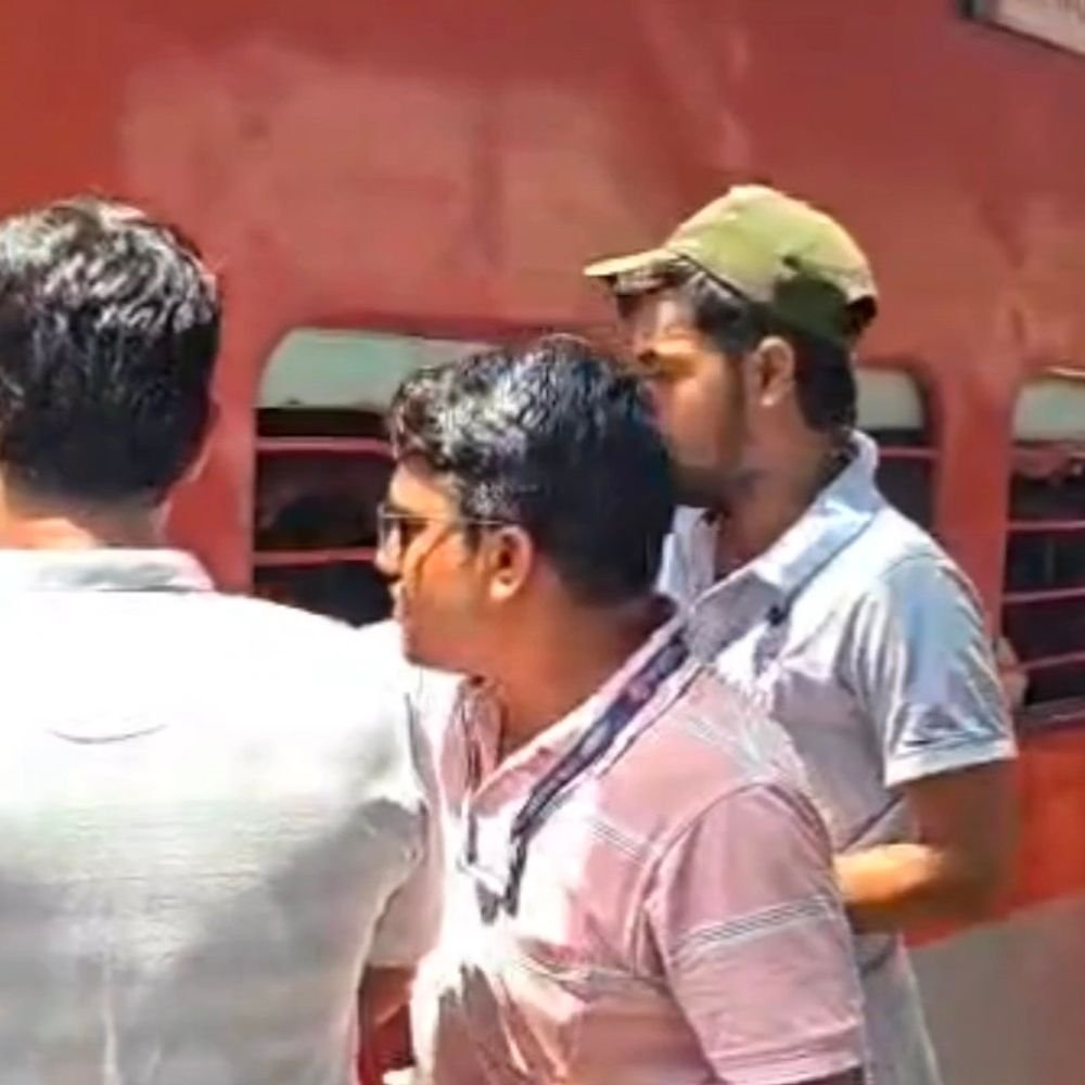 बलिया में युवाओं ने ट्रेन यात्रियों को पिलाया शीतल जल:स्वतंत्रता सेनानी एक्सप्रेस में बांटे बिस्किट, एक सप्ताह चलेगा सेवा पखवारा