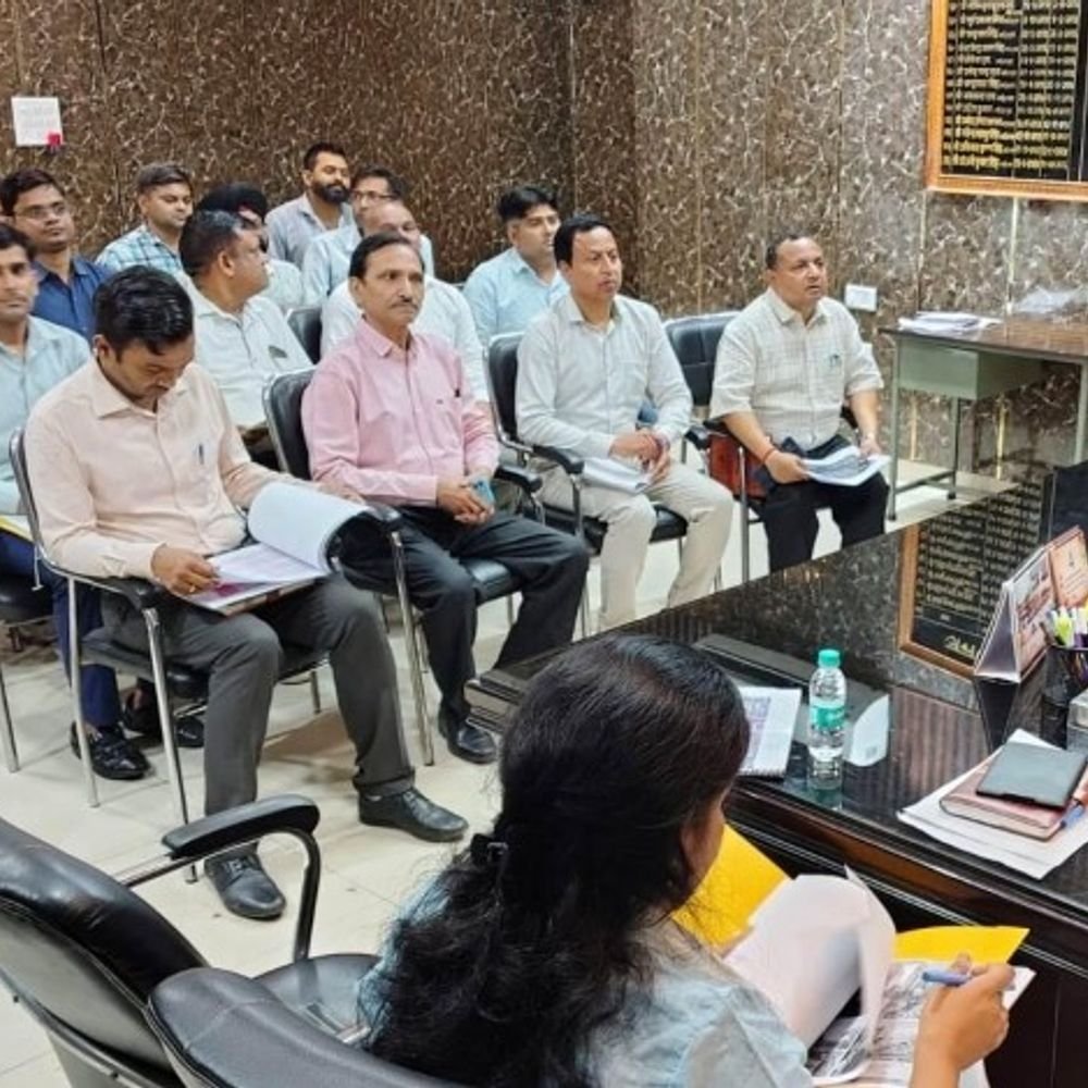 मैनपुरी में डीएम ने आयुष सेवाओं की समीक्षा की:दवाओं की उपलब्धता और डॉक्टरों की समय पर उपस्थिति के दिए निर्देश
