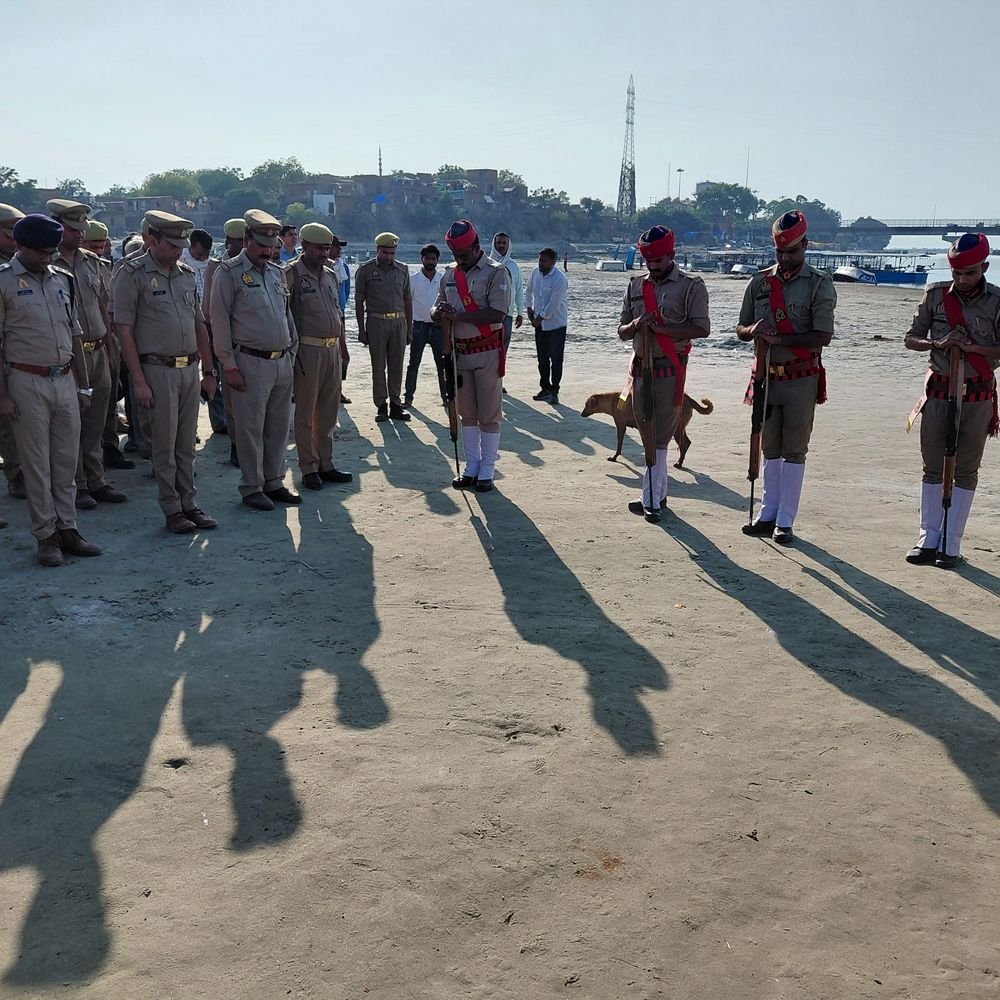 हरियाणा हादसे में जान गंवाने वाले दारोगा का अंतिम संस्कार:फर्रुखाबाद के पांचाल घाट पर दी गई सलामी, बड़े बेटे ने दी मुखाग्नि