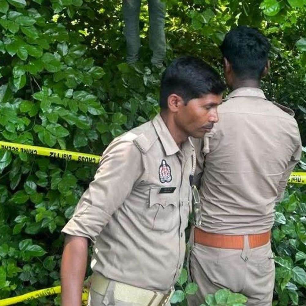 सीतापुर में युवक का पेड़ से लटका मिला शव:हत्या या आत्महत्या के बीच उलझी गुत्थी, फॉरेंसिक टीम ने जुटाए साक्ष्य
