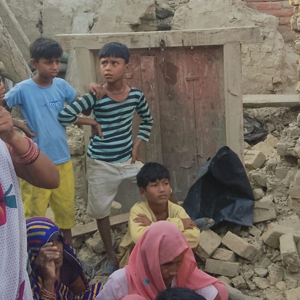 फतेहपुर में आंधी-तूफान से दीवार गिरी, किशोर की मौत:खंभे उखड़ने से विद्युत आपूर्ति बाधित, लोग परेशान