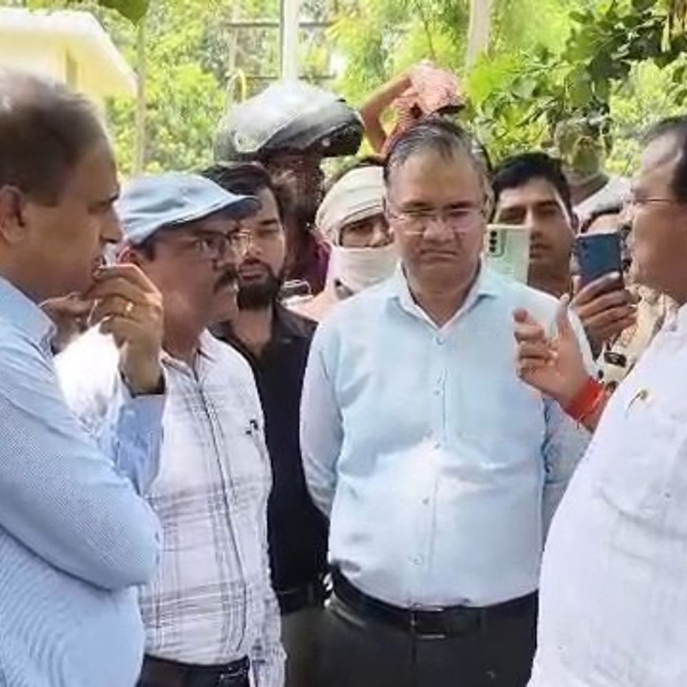 चंदौली में बिजली कटौती से अफसरों के सामने गुस्साए ग्रामीण:उपभोक्ताओं ने अपोलो फैक्ट्री को लगातार सप्लाई पर सवाल उठाए