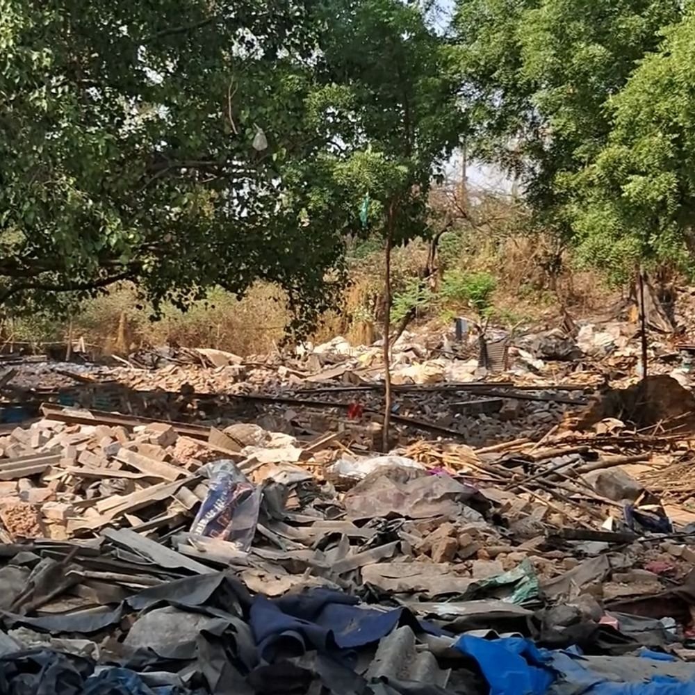 प्रयागराज में रेलवे ने सैकड़ों आशियाने गिराए:बस्ती उजड़ी नहीं जले चूल्हे, सड़कों पर रहने को मजबूर, सैकड़ो लोग हुए बेघर