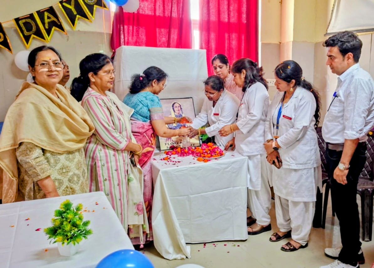 अपना दर्द भूलकर भी मरीजों की सेवा करती है नर्सेज