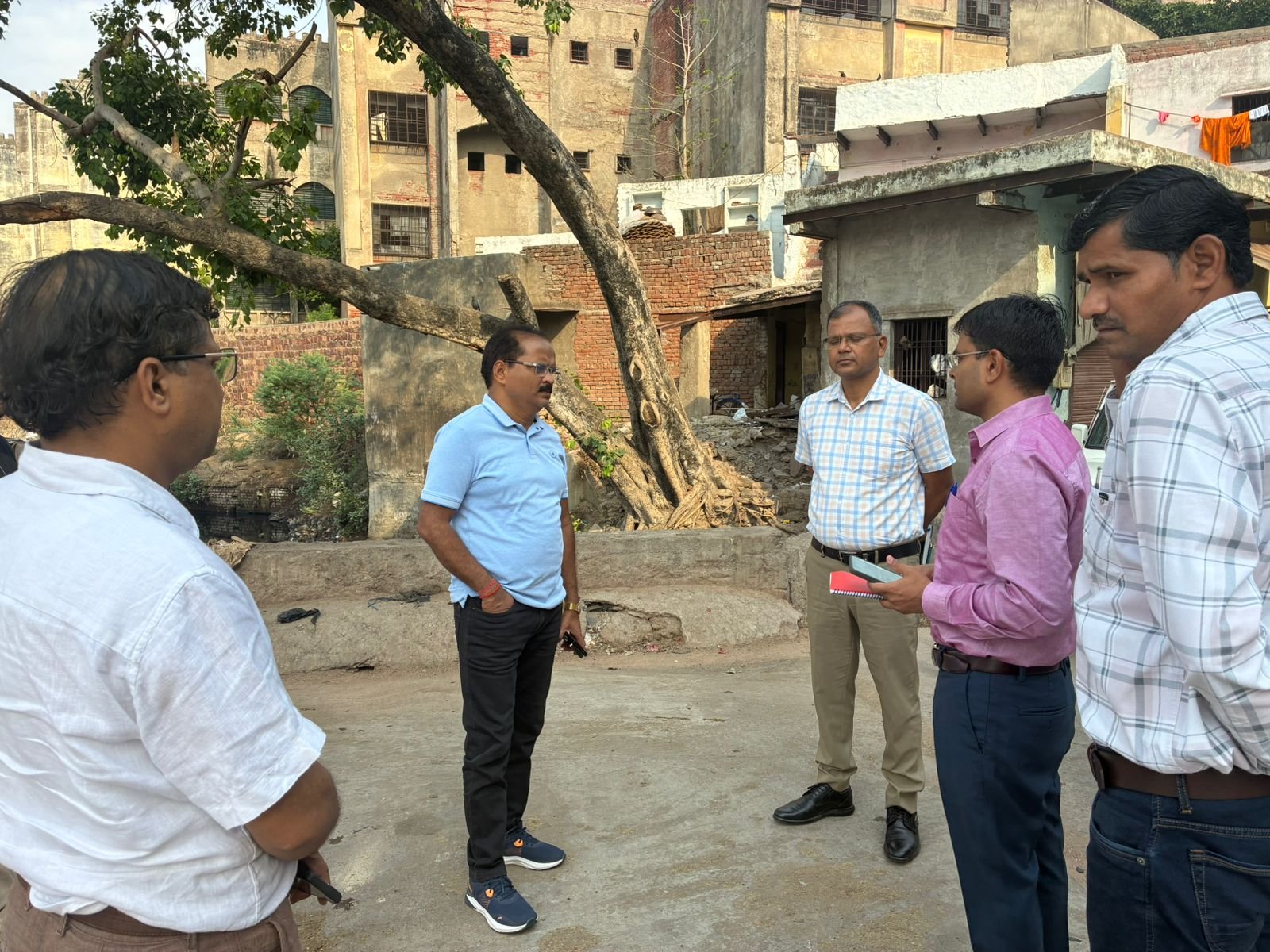 नालों की सफाई में लापरवाही पर नगर आयुक्त सख्त, दो सफाई कर्मी बर्खास्त