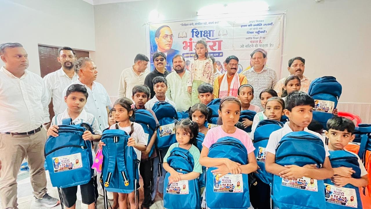 जरूरतमंद तीन सौ बच्चों को बांटी गई शिक्षण सामग्री