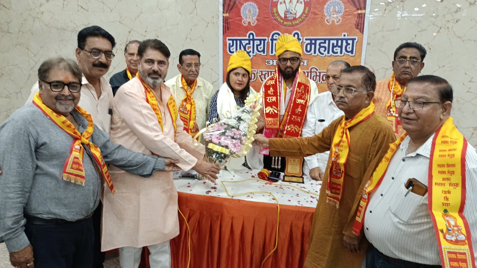 12 ज्योतिर्लिंगों की पैदल यात्रा कर आगरा पहुंचे दम्पत्ति का पुष्प वर्षा कर हुआ स्वागत