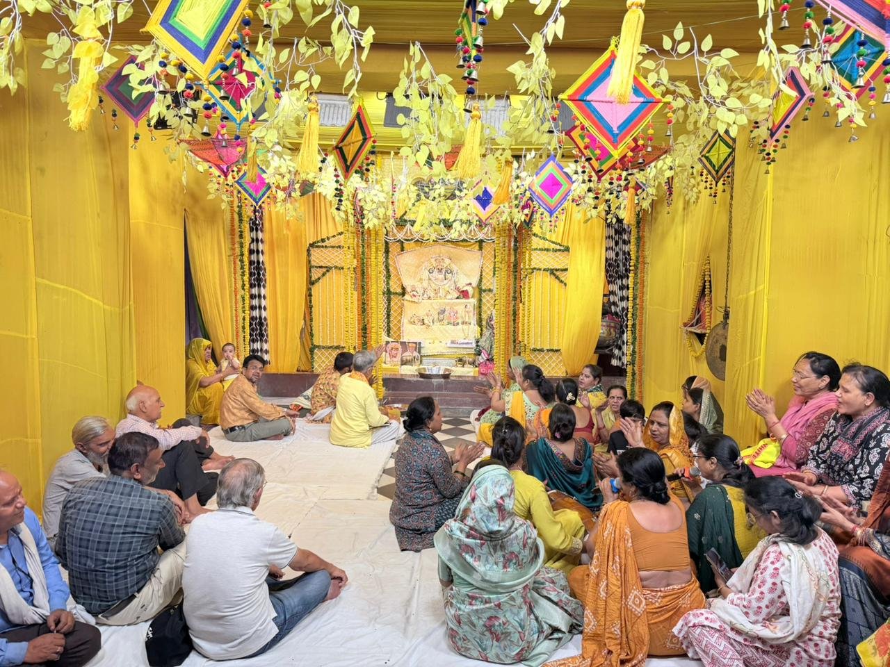 बसंती घटा से सजा श्रीमथुराधीश का मंदिर, भक्तिभाव से मनाया बसंतोत्सव