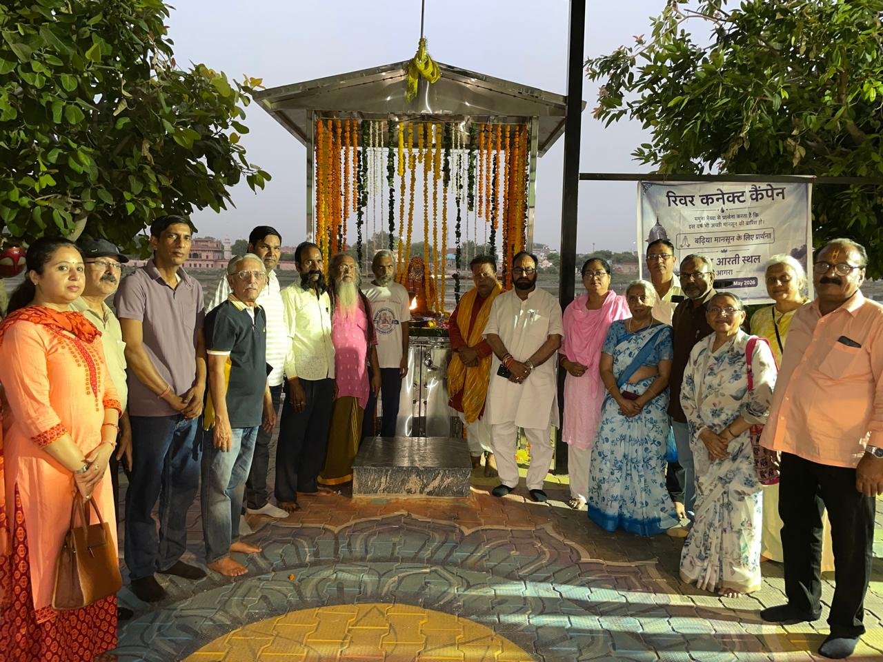 यमुना मैय्या का दुग्धाभिषेक कर किया पूजन, भक्तिभाव से मनाया छठ उत्सव