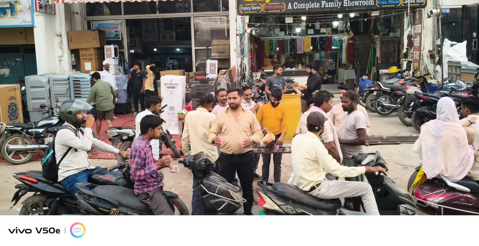 गंगा दशहरा पर व्यापारियों ने किया शीतल ठंडा शरबत वितरण