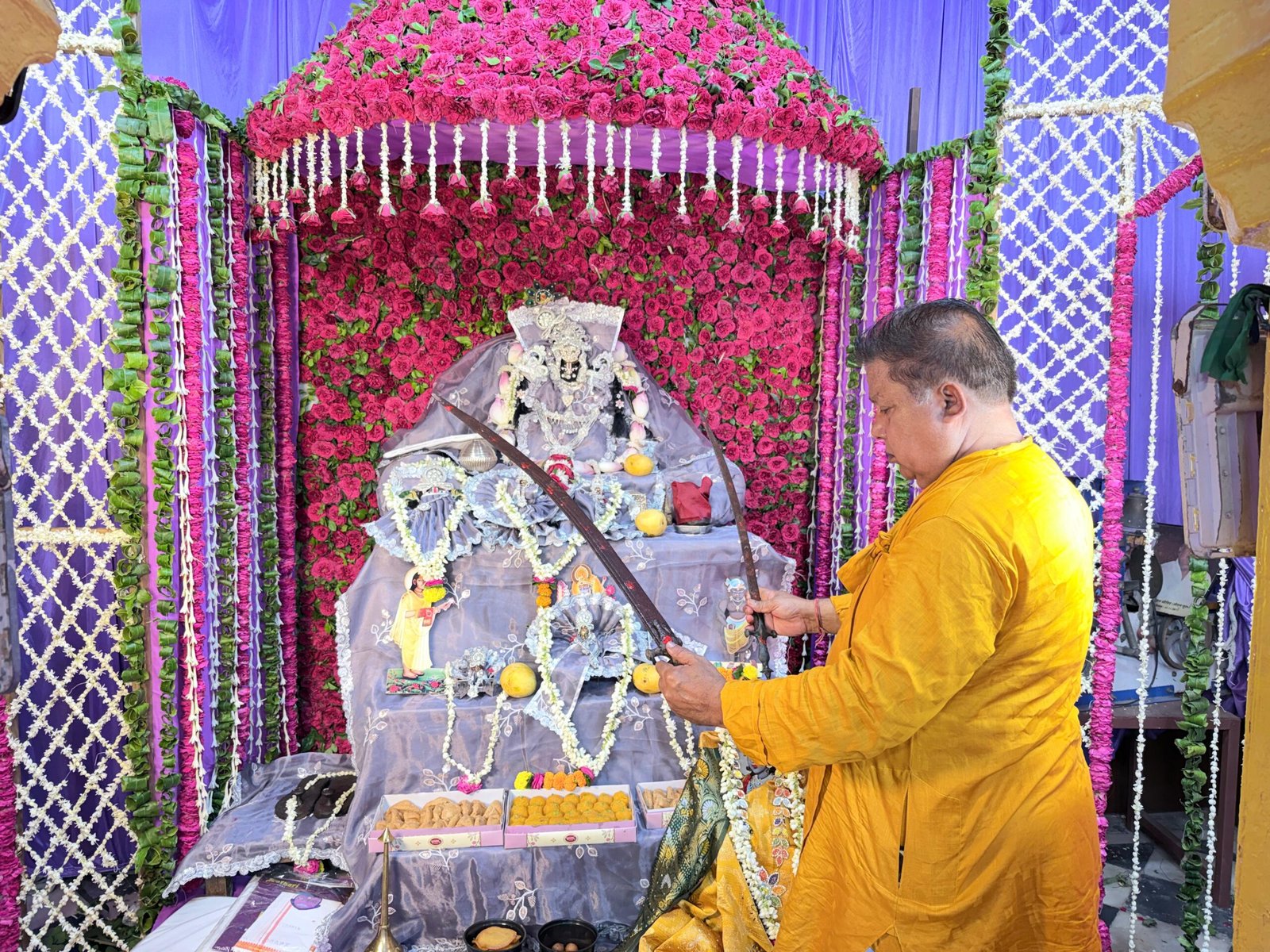 गंगा दशहरे पर ठाकुर जी ने किया शस्त्र पूजन, गुलाब के पुष्पों से सजा श्रीमथुराधीश जी का मंदिर