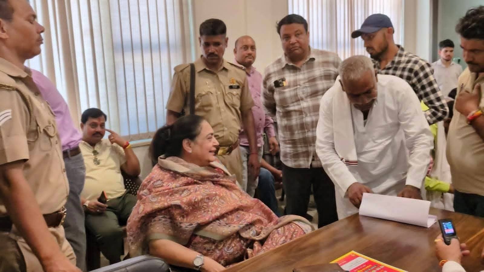 विधायक पक्षालिका सिंह ने बाह क्षेत्र के लोगों की समस्याओं को सुन अधिकारियों से किया संवाद