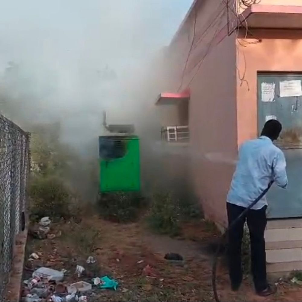 रायबरेली सदर तहसील में जनरेटर में लगी आग:ओवरलोडिंग और भीषण गर्मी बनी वजह, बड़ा हादसा टला