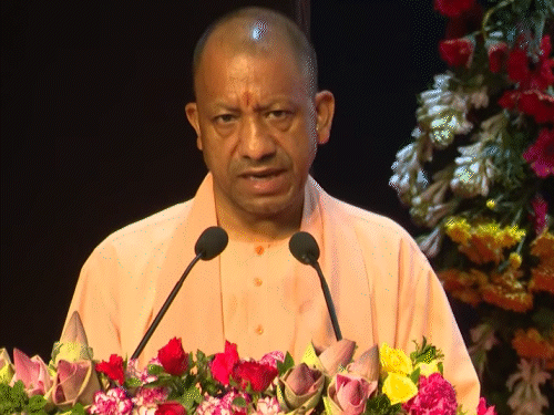 सीएम योगी ने लखनऊ में अनुदेशकों को दिया चेक:मानदेय 9 हजार से बढ़कर 17 हजार हुआ, महिला अनुदेशकों को 6 महीने मातृत्व अवकाश मिलेगा