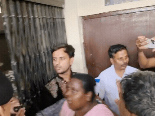 पानी के लिए आगरा नगर निगम के गेट पर हंगामा:मोहनपुरा में पानी आपूर्ति न होने से लोग परेशान, प्रदर्शन कर जताया विरोध