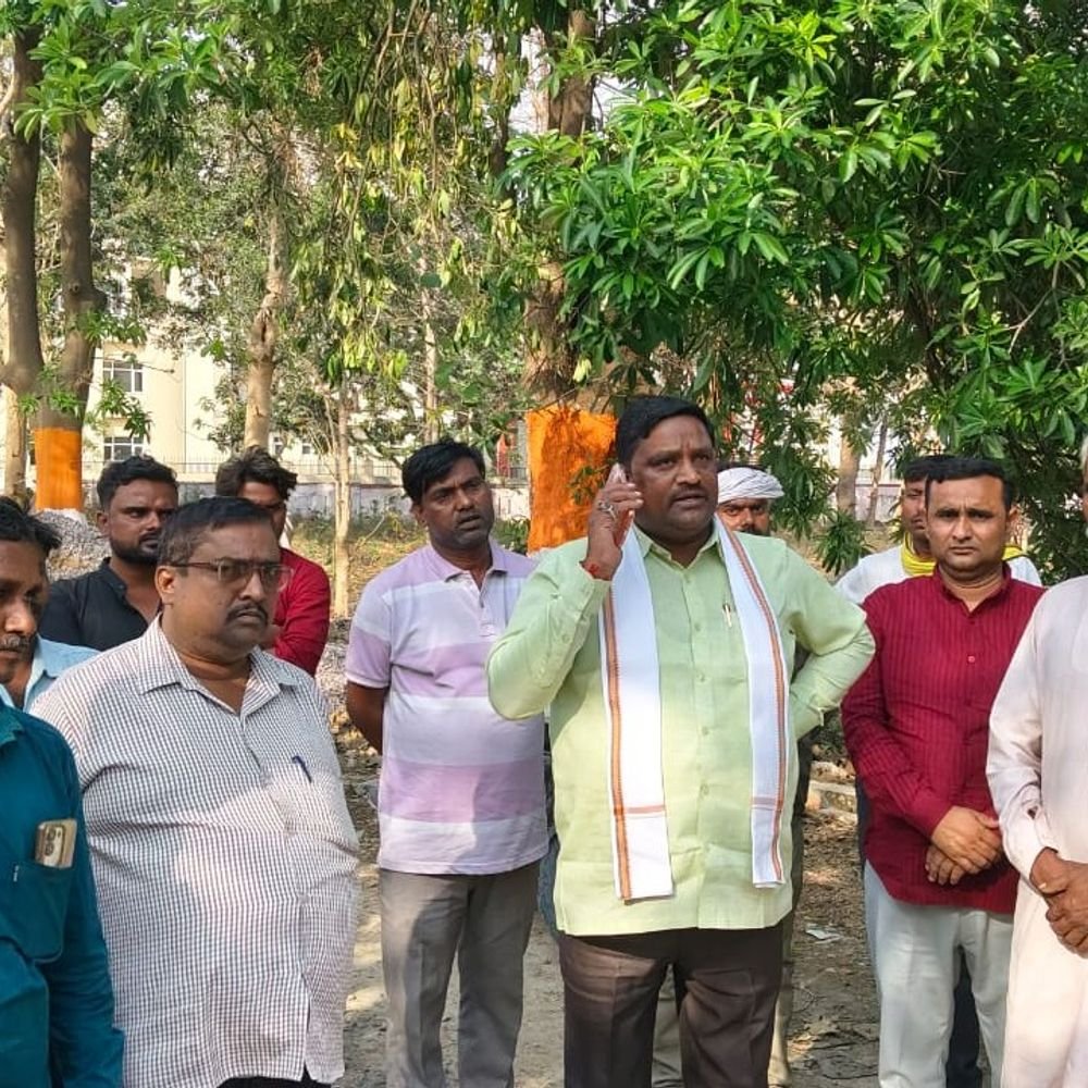 बलरामपुर में बुजुर्ग महिला की संदिग्ध मौत:डॉक्टर पर अस्पताल में लावारिस छोड़ने का आरोप