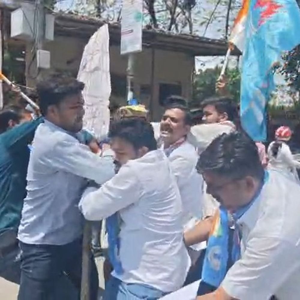 नीट पेपर लीक, मथुरा बीएसए कॉलेज में छात्रों का प्रदर्शन:एनएसयूआई ने शिक्षा मंत्री का पुतला फूंकने का किया प्रयास, पुलिस ने छीना