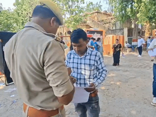 दूसरे दिन भी 50% परीक्षार्थियों ने छोड़ दी परीक्षा:वाराणसी में 35 केंद्रों पर हुई PGT भर्ती परीक्षा, परीक्षा केंद्रों पर दिखी सख्ती