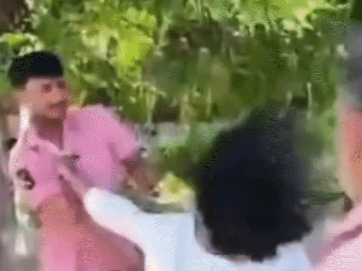 मऊ में युवती ने युवक को बीच सड़क पीटा, VIDEO:लगातार थप्पड़ बरसाए, आसपास मौजूद लोग तमाशबीन बने रहे