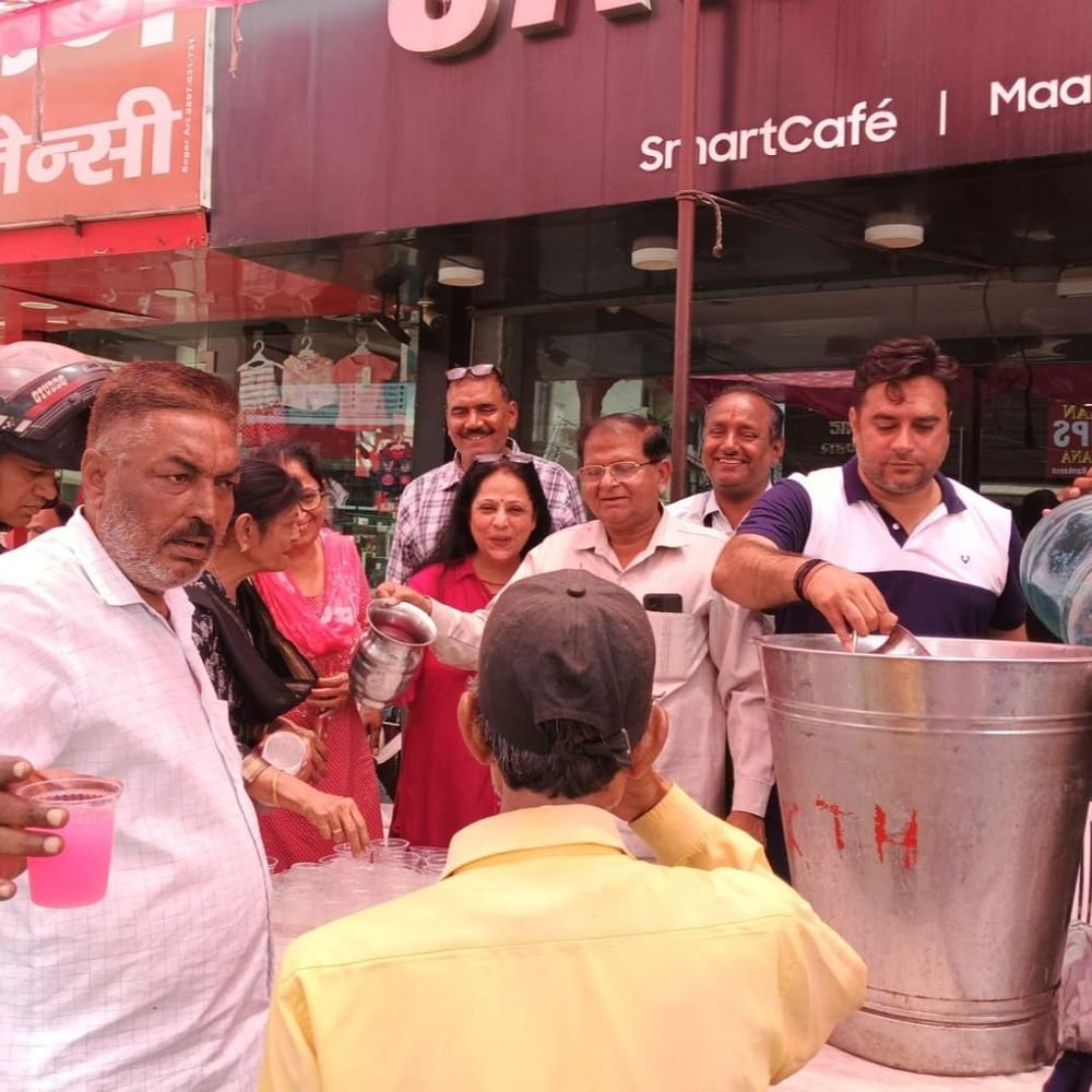 गर्मी में लोगों को बांटा मीठा जल और दूध:बेगमपुल व्यापार संघ के सेवा अभियान में व्यापारी और जनप्रतिनिधि रहे शामिल