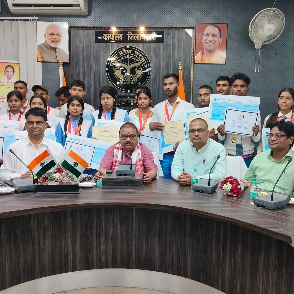 आजमगढ़ में मेधावियों का हुआ सम्मान:विधान परिषद सदस्य और सीडीओ ने किया सम्मानित, 21000 का चेक, टैबलेट और दिया गया मोमेंटो