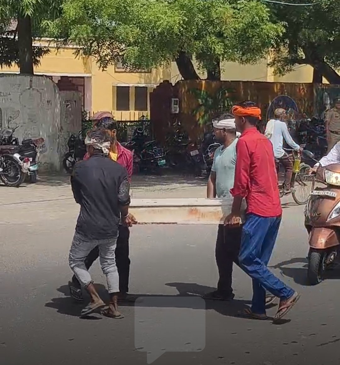आगरा कालेज के किनारे बनी मजार को प्रशासन ने हटाया