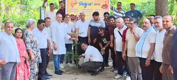 पालीवाल पार्क में पौधरोपण कर हरियाली बढ़ाने का लिया संकल्प