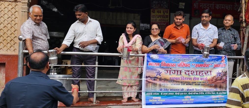 भाविप समर्पण शाखा ने भीषण गर्मी में राहगीरों को बांटा शरबत