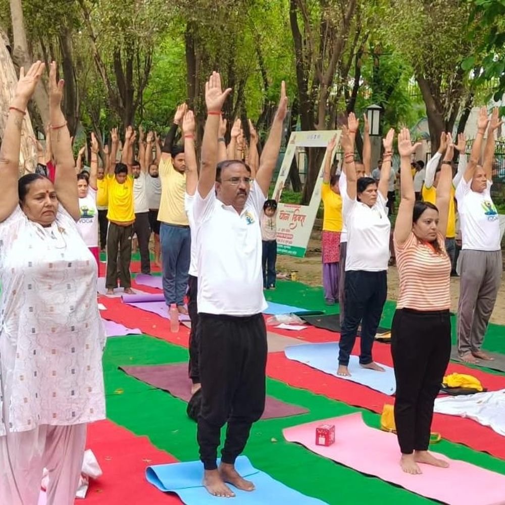 अंतरराष्ट्रीय योग दिवस पर लोहिया पार्क में योग शिविर:आयुष विभाग और एक पहल मुस्कराहट वेलफेयर ने किया आयोजन