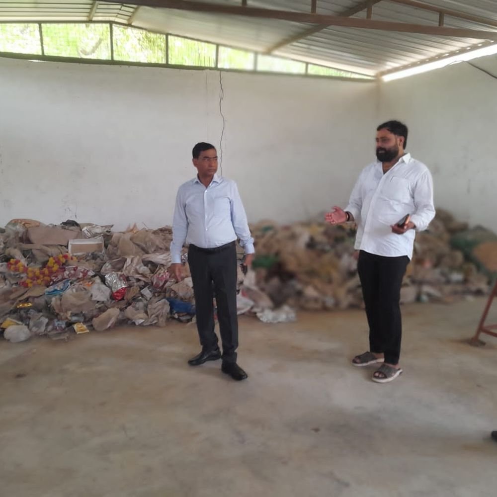 औरैया डीएम ने बूढ़ादाना गांव का किया निरीक्षण:प्राचीन शिवालय, अस्पताल व अपशिष्ट प्रबंधन इकाई की व्यवस्था देखी