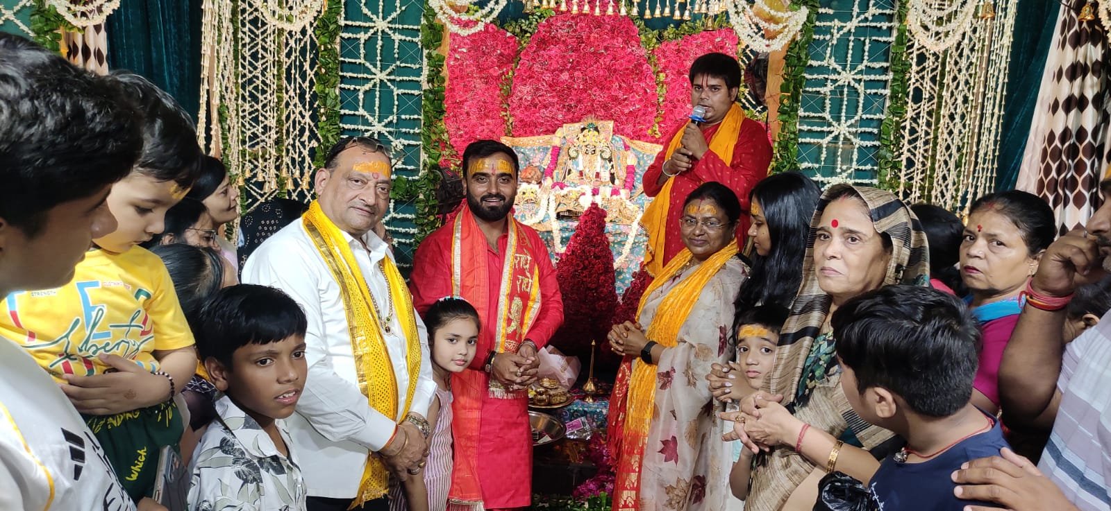 सतरंगी पुष्पों से सजा श्रीठाकुर मथुराधीश का भव्य दरबार