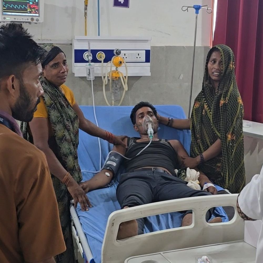 सांप ने युवक को डसा, परिजन झाड़फूंक कराते रहे:पीलीभीत में समय पर इलाज न मिलने से हालत गंभीर, अस्पताल में भर्ती