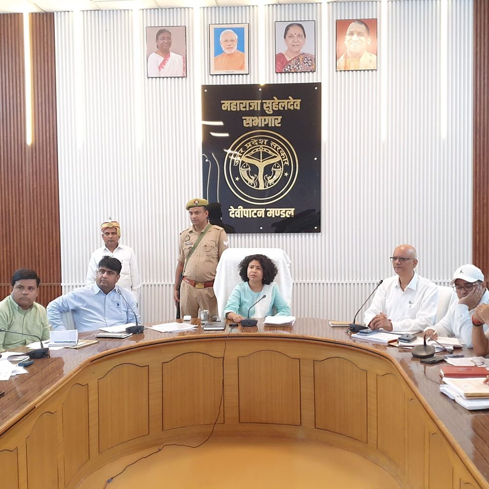 गोंडा कमिश्नर ने की बाढ़ तैयारियों की मंडलीय समीक्षा बैठक:लापरवाही पर कार्रवाई की चेतावनी, समय से काम पूरा करने के निर्देश