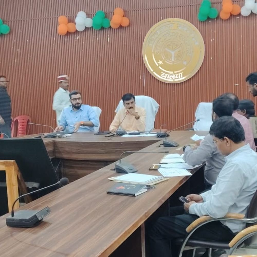 बलिया DM ने तीन अधिकारियों का वेतन रोका:पेंशन सत्यापन और योजनाओं में लापरवाही पर कार्रवाई
