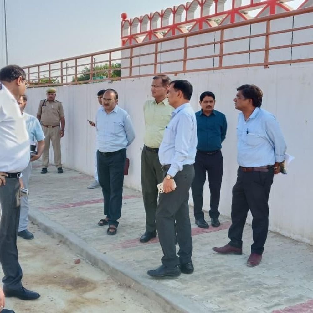 जिलाधिकारी ने भगौतीपुर ट्रामा सेंटर का निरीक्षण किया:औरैया में पहुंच मार्ग 3 मीटर चौड़ा करने और 24 घंटे संचालन के निर्देश दिए