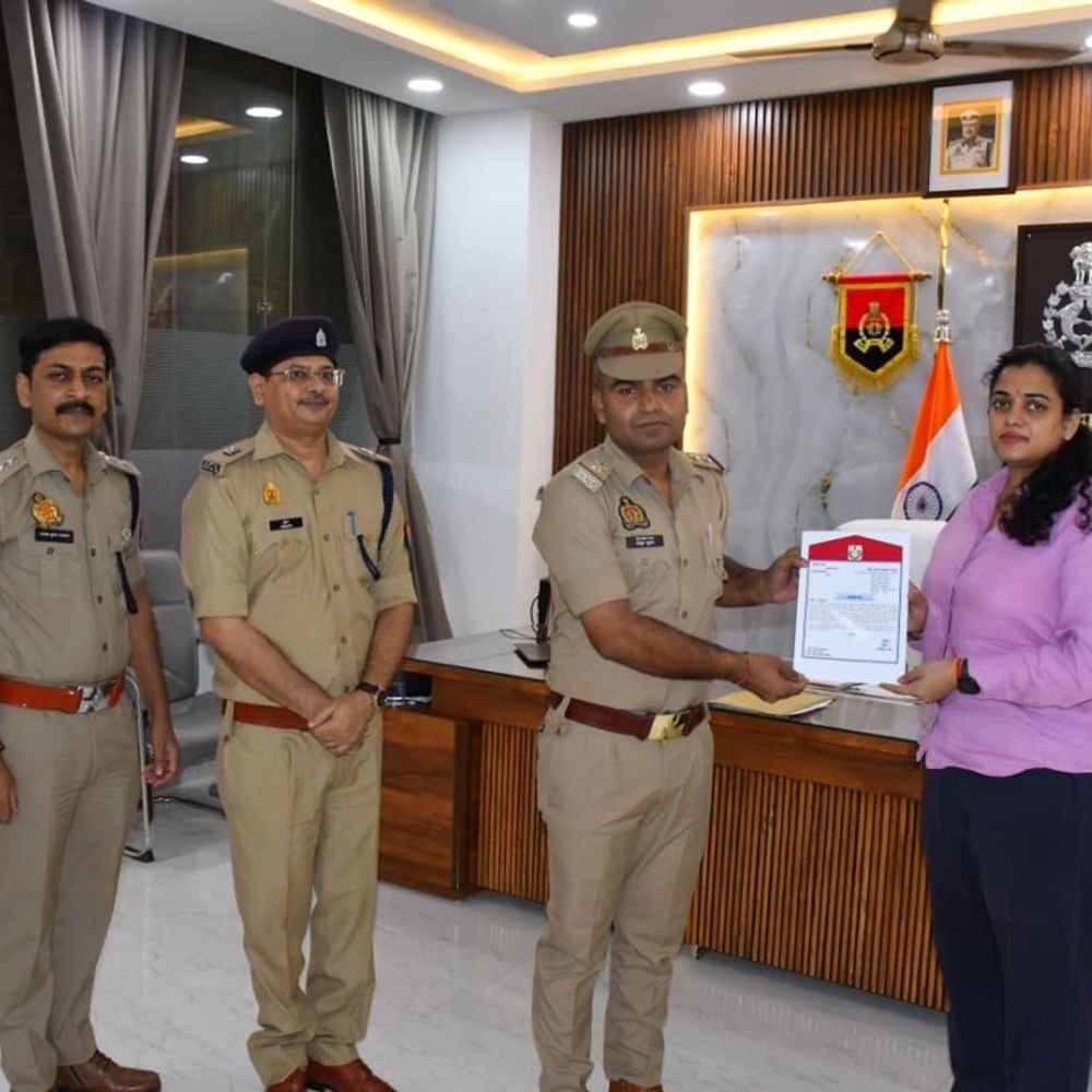 पुलिस ने महिला का लाखों की कीमत का बैग लौटाया:बदायूं में आंधी-बारिश के बीच ऑटो में छूटा था सामान, एसएसपी ने किया सम्मानित