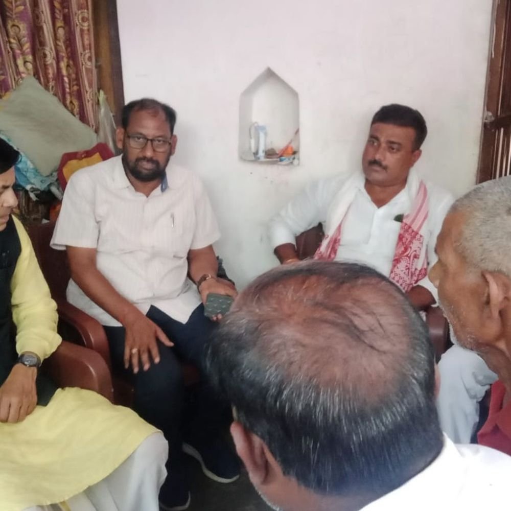 सांसद शशांक मणि ने पीड़ित परिवार को दी आर्थिक सहायता:अमेरिका-ईरान संघर्ष में जान गंवाई थी, युवक के परिजनों को दिए 1 लाख रुपये