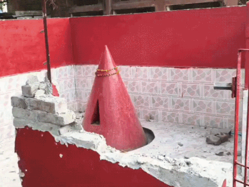 वाराणसी में डीह बाबा मंदिर के ध्वस्तीकरण पर बवाल:नगर निगम के खिलाफ स्थानीय लोगों ने की नारेबाजी, पुनः निर्माण कराने की उठाई मांग