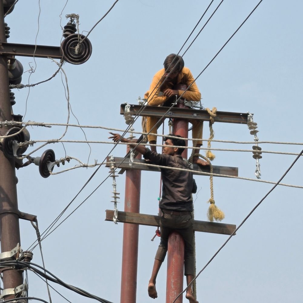 संभल शहर में 6 घंटे बिजली बंद रहेगी:चंदौसी चौराहे के सौंदर्यीकरण के लिए शिफ्ट होंगे खंभे और ट्रांसफार्मर